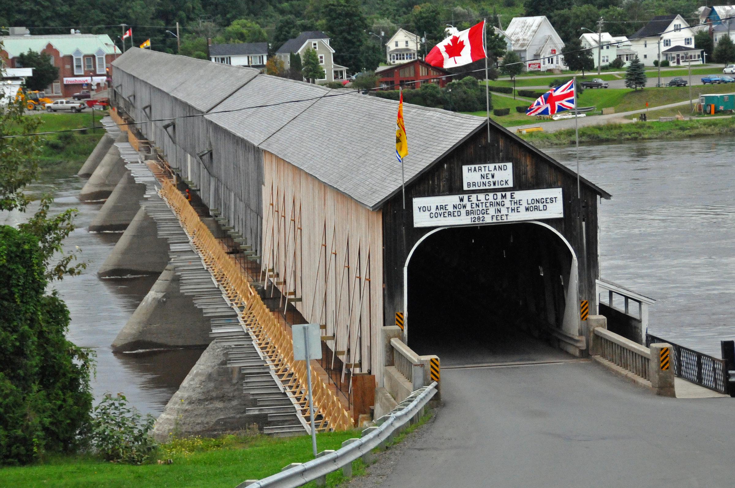 Name:  Hartland_covered_bridge_2008.jpg
Views: 318
Size:  616.3 KB