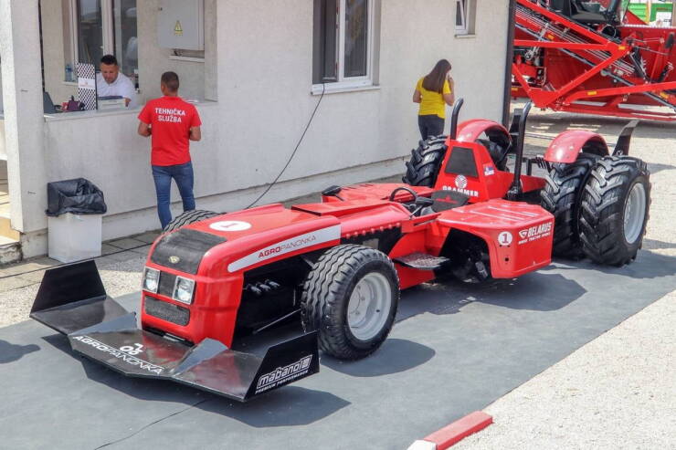 Name:  Tractor..jpg
Views: 600
Size:  59.5 KB